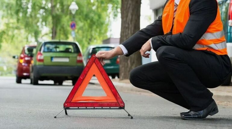 sicurezza alla guida triangolo di emergenza e giubbotto