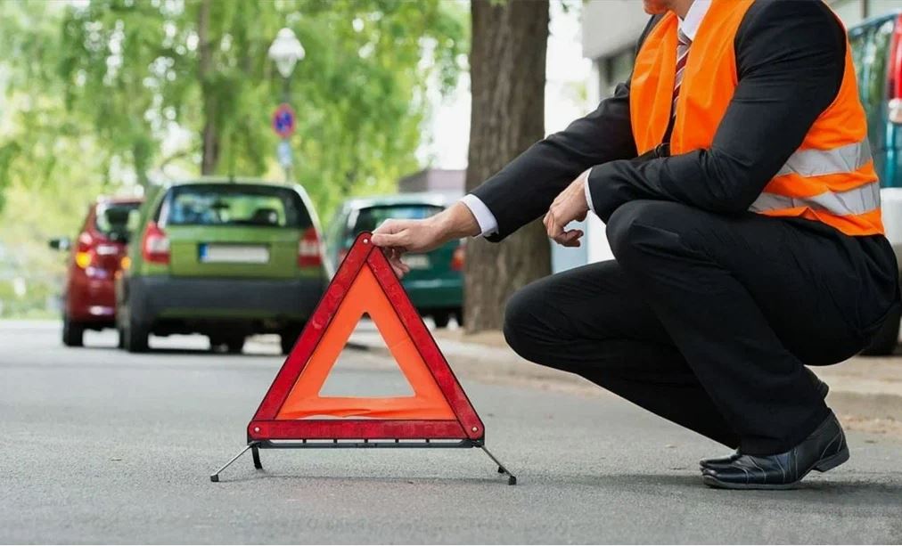 sicurezza alla guida triangolo di emergenza e giubbotto